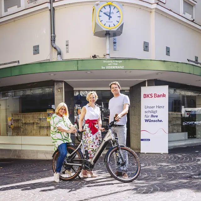 Kirchtagsobfrau Gerda Sandriesser, Eva-Maria Wolf, BKS Bank und Andreas Zobl, Radbeauftragter der Stadt Villach haben eine innovative Idee für alle Radbegeisterte gefunden. | Foto: Marta Gillner