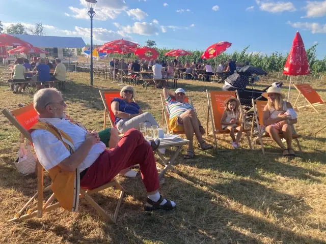 Wenn Wein, Landschaft und Geselligkeit aufeinandertreffen, entsteht ein besonderes Erlebnis – so auch beim Pop Up-Heurigen in Dürnkrut. | Foto: Popup Heuriger Malus