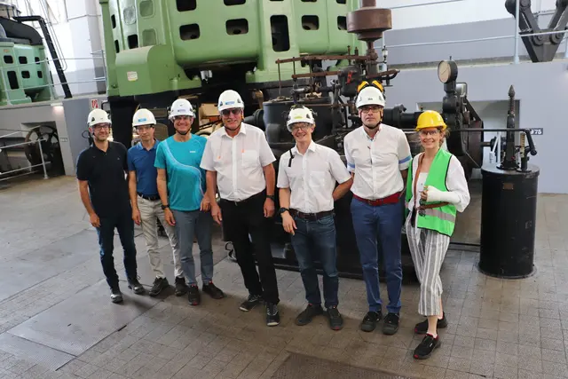 Oliver Bürger, Robert Niessner, Peter Putz, Steffen Wurdinger, Wolfgang Fuchs, Christian Wersonik und Katharina Neubauer vor einer der beiden Kaplanturbinen. | Foto: Edith Ertl