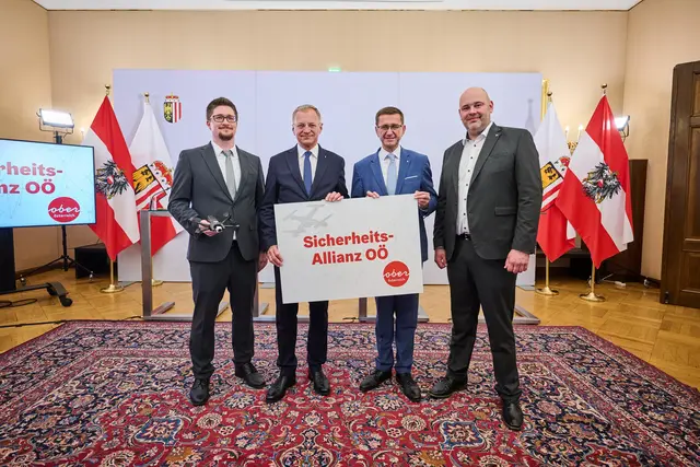 Von links: Harald Lampesberger, Research Center Hagenberg, Sichere Informationssysteme, Landeshauptmann Thomas Stelzer, Wirtschafts-Landesrat Markus Achleitner und Stephan Niederhauser, CEO Kontron Austria. | Foto: Land OÖ/Mayr