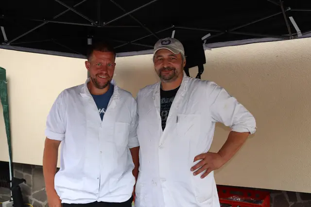 Die Strenger Metzger Christoph Juen und Bernd Jurschitsch verkaufen leckere Wurst- und Fleischwaren.  | Foto: Elisabeth Zangerl