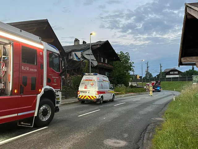 Bürgermeister Stefan Seiwald war vor Ort, im Einsatz standen die Freiwillige Feuerwehr St. Johann mit 30 Mann und fünf Fahrzeugen, das Rote Kreuz, die Straßenmeisterei St. Johann mit drei Fahrzeugen und vier Mann, ein Statiker und zwei Polizeistreifen mit vier Mann.
 | Foto: zoom.tirol