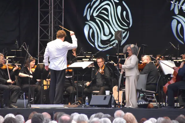Ein ungewöhnliches "Duo": Sängerin Milagros Piñera Ybaceta und das Tiroler Symphonieorchester Innsbruck ließen beim Konzert in Kufstein Klangwelten verschmelzen.  | Foto: Barbara Fluckinger