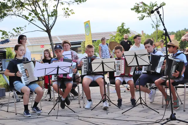 Mit den Streichern und der All Seasons Band interpretierte das Akkordeon-Ensemble den Opus-Hit „Live is Life“. | Foto: Edith Ertl