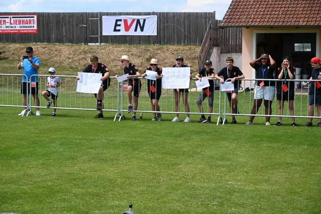 Die Fangemeinden der Kameraden stehen bereits bereit mit zahlreichen Plakaten. | Foto: Regionaut Edi Poss