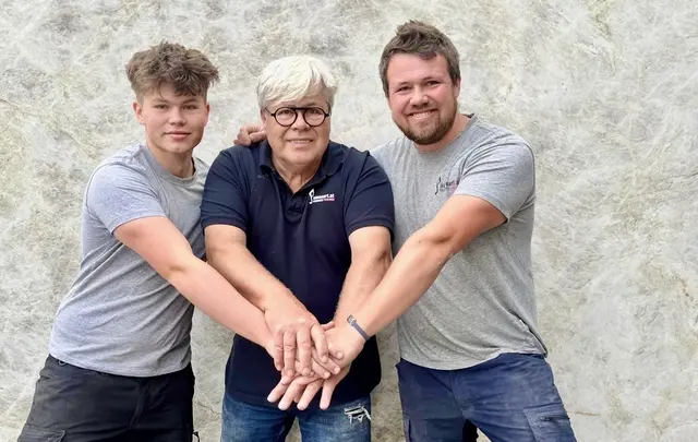 Drei Generationen pflegen und leben in der Steinmetzfamilie Pointner aus Wels die österreichische Handwerkstradition.  | Foto: Pointner