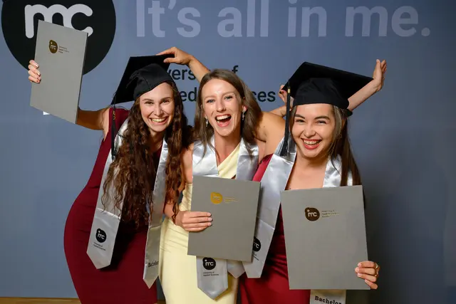 Nicole Langer, Alexandra Starke und Elisa Graf freuen sich über ihren Abschluss. | Foto: IMC Krems/Lukas Bezila