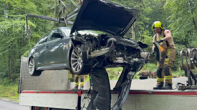 Sanitäterinnen und Sanitäter versorgen eine verletzte Person vor Ort, bevor der Transport ins Krankenhaus erfolgt. | Foto: Doku NÖ