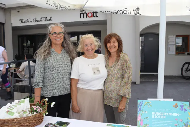 Bürger:innen Biotope sind an einem Stand vertreten, im Bild sind die Pettneuerinnen: Veronika Klotz, Andrea Steiner und Regina Valtiner.  | Foto: Elisabeth Zangerl
