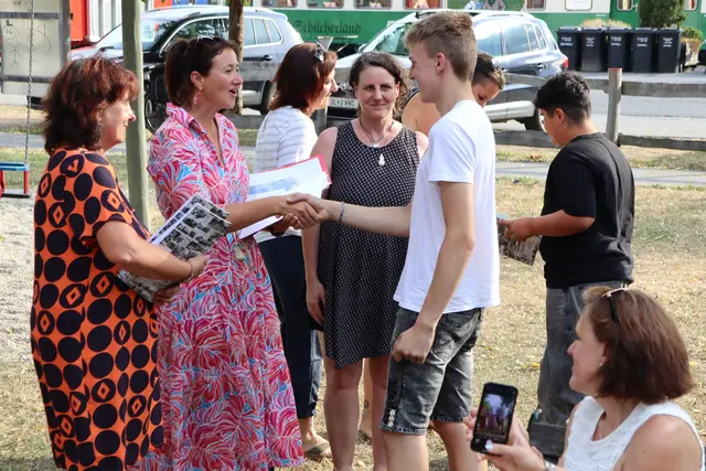 Für jeden ein aufmunterndes Wort von den Klassenvorständinnen | Foto: Gerhard Langmann