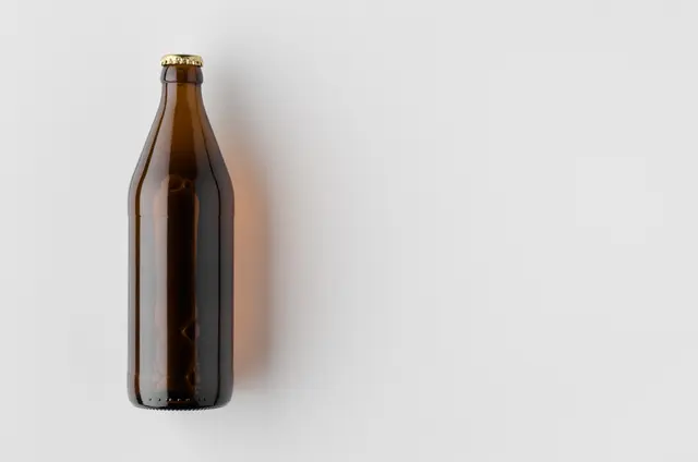 Als der bestohlene Mann den Diebstahl bemerkte und einen der vier ansprach, schlug dieser mit einer Bierflasche zu. (Symbolfoto) | Foto: stock.adobe.com/at/Shablon