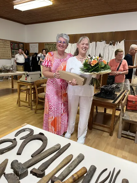 Bürgermeisterin Ulrike Kitzinger mit Bärbel Bruckschwaiger. | Foto: Gemeinde Sigleß