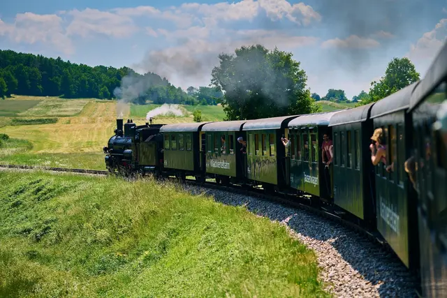 Die Waldviertelbahn bietet eine Vielzahl an Themenfahrten für die ganze Familie.  | Foto: NÖVOG/Wegerbauer