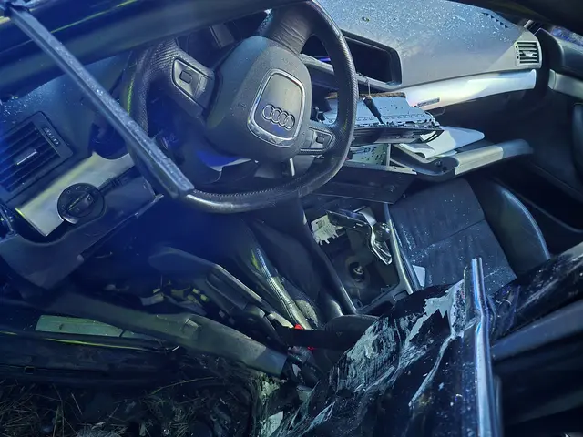 Das Fahrzeug wurde im Zuge des Unfalls stark deformiert. | Foto: Stadt Wien | Berufsfeuerwehr Wien