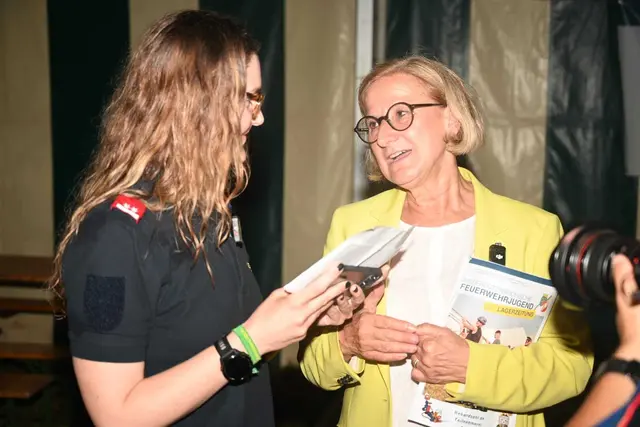 Landeshauptfrau Johanna Mikl-Leitner (ÖVP) im wichtigen Austausch mit den Mitgliedern der Feuerwehr. | Foto: Regionaut Edi Poss