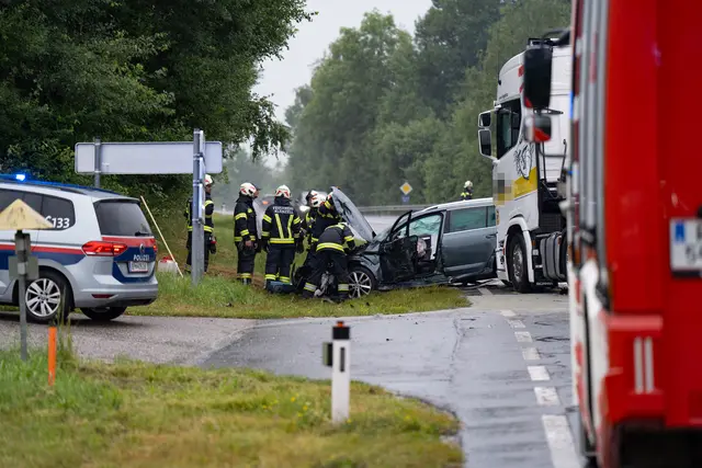 Der Pkw-Lenker hatte großes Glück. | Foto: Fotokerschi / Martin Scharinger