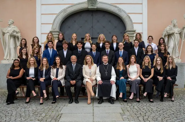 Abschlussfoto
erste Reihe (v.l.n.r.):
Miriam Wurm, Ella Hartl (GE), Elena Schlick (AE), Nora Schallauer (AE), Mag. Klaus Leibetseder (KV), Dir. Mag. Sandra Leitner, Abt Dr. Reinhold Dessl, Mag. Carina Wurdinger (KV), Marlene Ritzberger, Ylvie Hemmelmayr, Caroline Kienbacher (AE), Lea Aschauer

zweite Reihe (v.l.n.r.):
Magdalena Bäck (AE), Alia Glaser (GE), Maximlian Wagner (AE), Florian Öttl, Mattias Watzl,
Henry Stadelmann (GE), David Füreder (AE), Lorenz Printschler (AE), Stefan Pfleger, Marlene Angerer (AE), Nicole Berghuber (AE)

dritte Reihe (v.l.n.r.):
Clara Haim (AE), Agnes Nagl (AE), Katharina Brandstötter (GE), Romana Bertlwieser,
Katharina Falkner, Anika Weiß, Sophia Pecherstorfer, Melanie Lucan,
Teresa Traxlmayr (AE), Romana Ortner, Rosa Seyerl (GE), Mia Vater (AE)

KV = Klassenvorstand; AE = Ausgezeichneter Erfolg; GE = Guter Erfolg | Foto: Stiftsgymnasium Wilhering (P. Brozek)