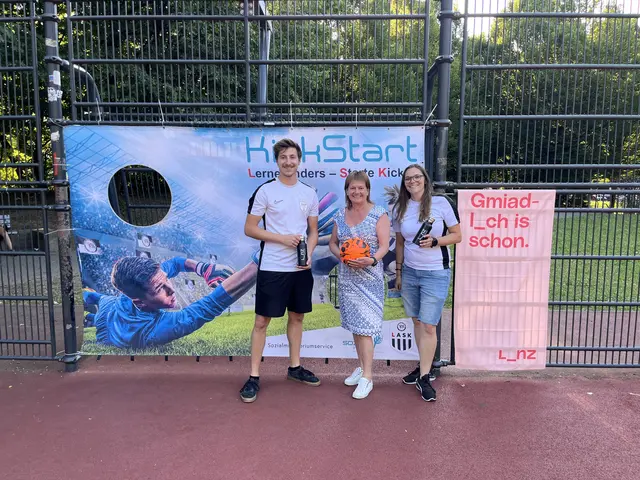 Sportreferentin Vizebürgermeisterin Karin Hörzing besuchte die Coaches des Projektes, Katrin Mayr und Stefan Huber am Funcourt in der Schiffmannstraße.  | Foto: Stadt Linz