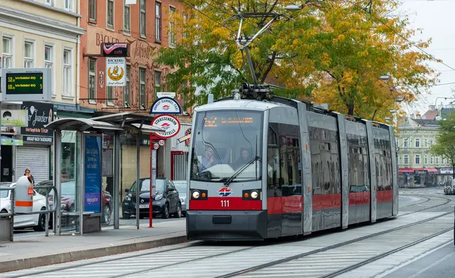Am Freitag soll ein Unbekannter auf eine Straßenbahn geschossen haben – mit was genau, ist noch Gegenstand von Ermittlungen. (Archiv) | Foto: Manfred Helmer/Wiener Linien