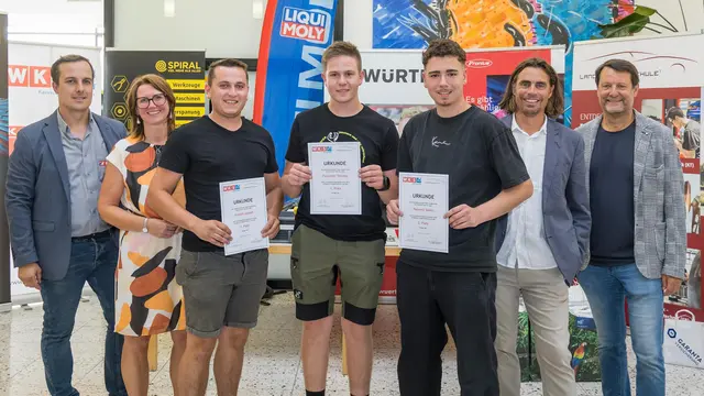 Bei der Siegerehrung der Kfz-Techniker (v. l.): Innungsmeister-Stv. Christian Ortner, Berufsschuldirektorin Alexandra Haitzmann, Joseph Schnöll (3. Platz), Sieger Thomas Feuchter, Denis Petrovic (2.), Innungsmeister Walter Aigner und Innungsgeschäftsführer Wolfgang Hiegelsperger.  | Foto: © WKS/Neumayr