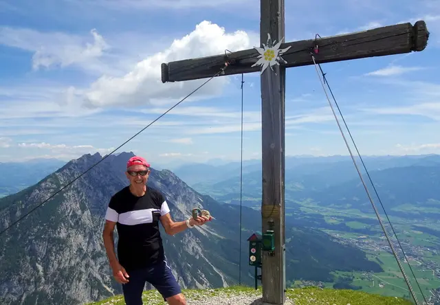 Gleich zwei Steine habe ich vom Stoderzinken, Gemeinde Gröbming in der Steiermark, mitgenommen. Sie chillen jetzt auf der Siebenhütten-Alm.
