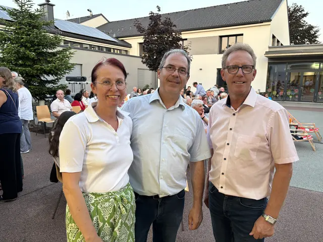 Bürgermeister Werner Hölfer (re) begrüßte Familie Flößholzer als Gewinner des Meinbezirk-Gewinnspiels beim Sommerkino in Hofstätten an der Raab.