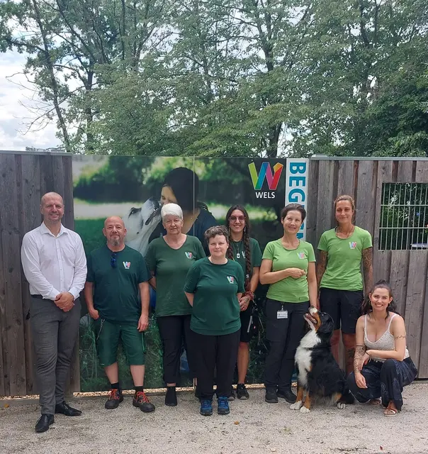 Das Team um Tierheim-Leiterin Barbara Ogis (3. v. r.) leistet laut dem zuständigen Referenten Thomas Rammerstorfer (l.) mehr für seine Schützlinge, als der Dienst verlangt. | Foto: Stadt Wels