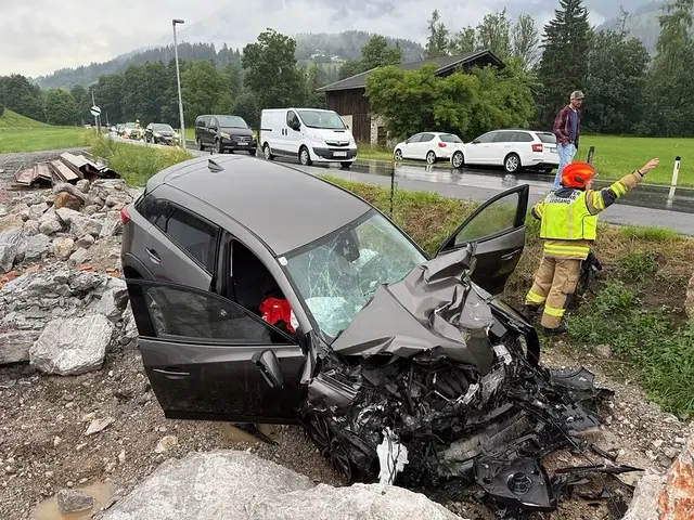 Bei einem Verkehrsunfall kam ein Lenker von der Straßenbahn ab und landete im Straßengraben. | Foto: Feuerwehr Leogang
