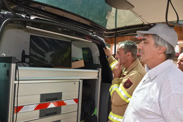 Immer wieder finden auch Drohnenflüge statt, um die Lage am Berg einschätzen zu können. | Foto: Kainz