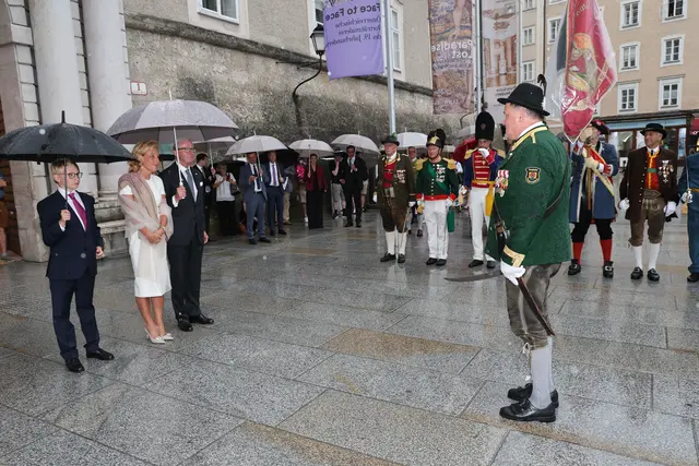 Schützenobrist bei der Meldung an Wilfried Haslauer. | Foto: Land Salzburg / Franz Neumayr