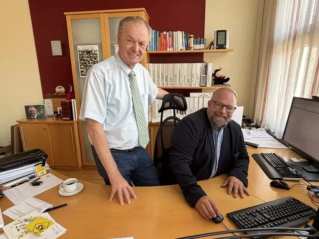 Gernot Grinschgl (l.) hat jetzt die Funktion als Direktor der Landesberufsschule Eibiswald an seinen Nachfolger Peter Temmel übergeben. | Foto: Veronik