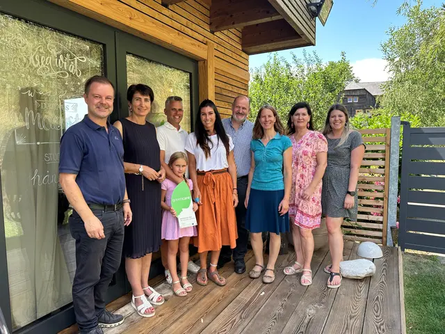 (v.L.) Christian Stückler (Gemeinde Wolfsberg), Friederike Parz (Green Care Vorstand), Renè, Mia und Petra Inkret, Erich Pachler (Kammerrat LK Kärnten), Monika Nell (Green Care Kärnten), Maria Knauder (Gemeinde St.Andrä), Julia Schaffer (Urlaub am Bauernhof) | Foto: © lebenswirtschaft
