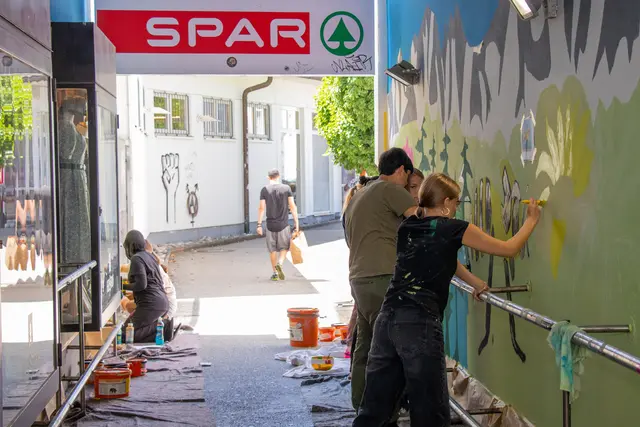 Die SchülerInnen hatten die Neugestaltung der vormals von Graffiti verunstalteten Wände angeregt – und sich dann unter Anleitung von Kunstlehrer Wolfgang Lamprecht selbst darum gekümmert. | Foto: ©IKM/M.Freinhofer