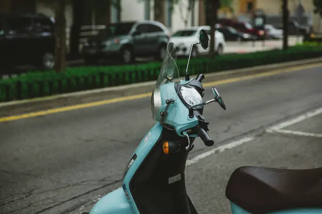 Ein Verbund aus Stadt Wien und Interessenorganisationen hat dem Bund eine Vorlage für die Verbannung von E-Mopeds auf Radwegen übermittelt. (Symbolbild) | Foto: End Injury/Unsplash