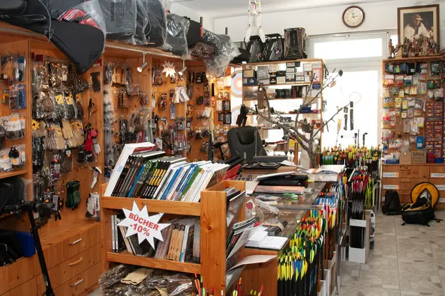 Hier gibt es alles fürs Bogenschießen.  | Foto: Wolfgang Unger