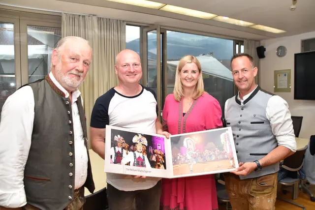 Christian Pittl, Manuel Hensler (Vertreter der Herbstein Fastnachtsvereinigung), Bgm. Daniela Kampfl und Vizebgm. Daniel Pfeifhofer. | Foto: Kendlbacher