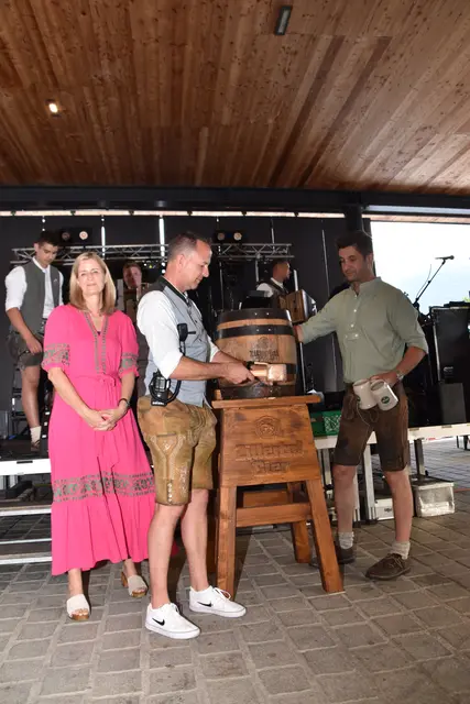Nach der offiziellen Begrüßung durch Bürgermeisterin Daniela Kampfl eröffnete Organisator und Vizebürgermeister Daniel Pfeifhofer das Fest mit dem feierlichen Bieranstich. | Foto: Kendlbacher