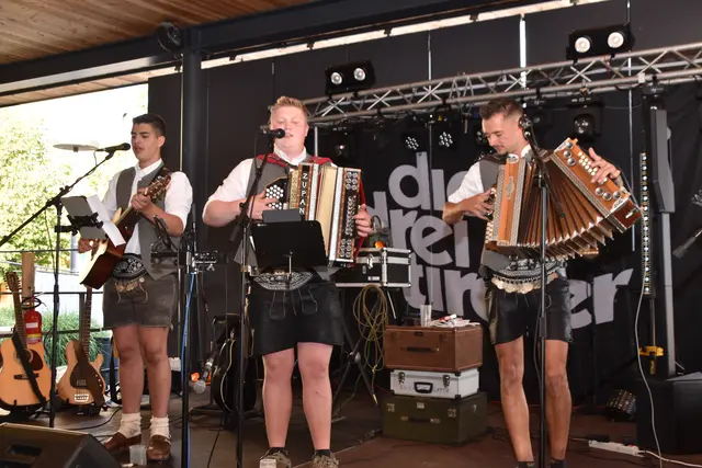 Die drei Tiroler sorgten für ausgelassene Stimmung in Mils. | Foto: Kendlbacher