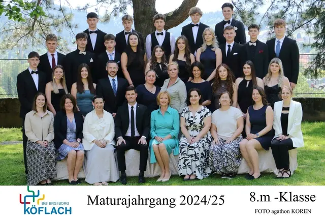 Die 8m-Klasse mit Gudrun Finder und dem Lehrkörper | Foto: FOTO KOREN