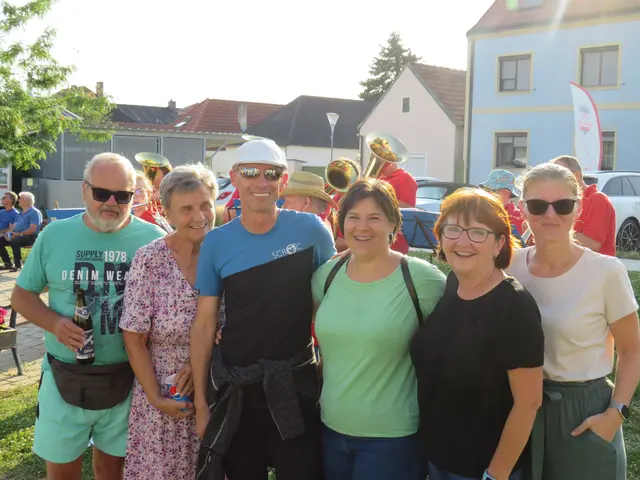 Zahlreiche Zuhörer und Zuhörerinnen fanden sich im Park ein.