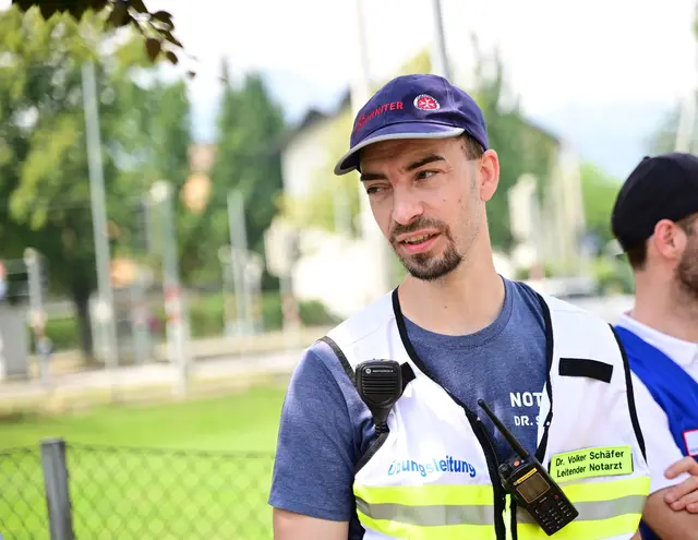 Volker Schäfer, Stellvertretender Chefarzt der Johanniter Tirol, mitten im Einsatzgeschehen. "Wir simulieren den Echtfall so realitätsnah wie möglich und besprechen dann direkt, wie wir unsere Abläufe weiter verbessern können.“ | Foto: Rotes Kreuz Innsbruck