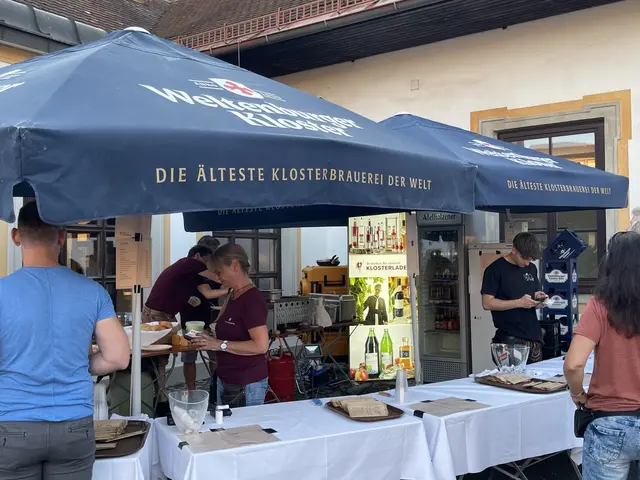 Bratwürste und belegte Brote  | Foto: Josef Goldhofer