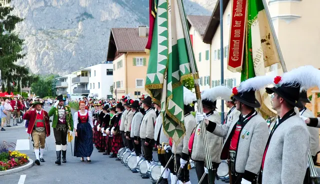 Landesüblicher Empfang mit Abschreiten der Front: LR Cornalia Hagele, Major Thomas Saurer und Bürgermeister Klaus Gritsch | Foto: Hassl