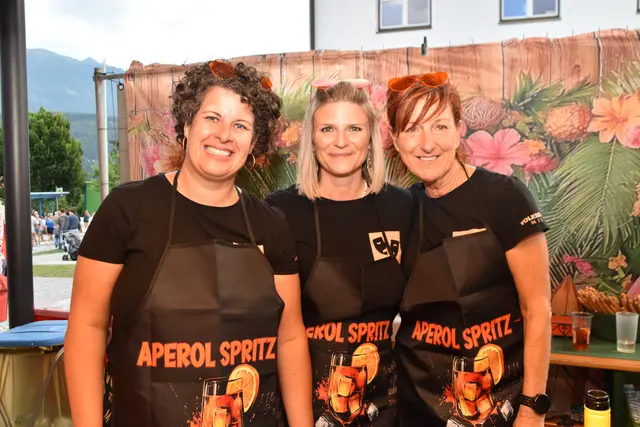 Die Volksbühne Mils versorgte die Gäste mit Aperol Spritz. | Foto: Kendlbacher