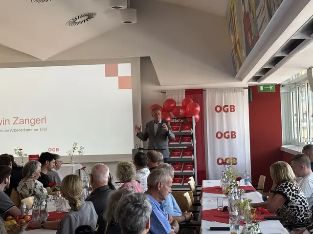 AK Präsident Erwin Zangerl gratuliert dem ÖGB, der noch lange nicht am Gehstock geht. | Foto: MeinBezirk