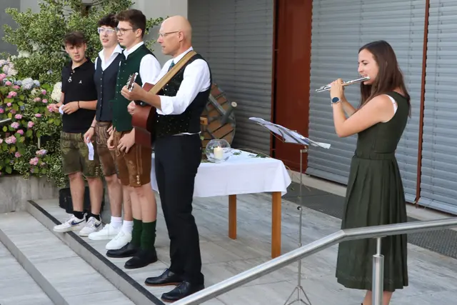 Beim Wortgottesdienst im Innenhof | Foto: Gerhard Langmann
