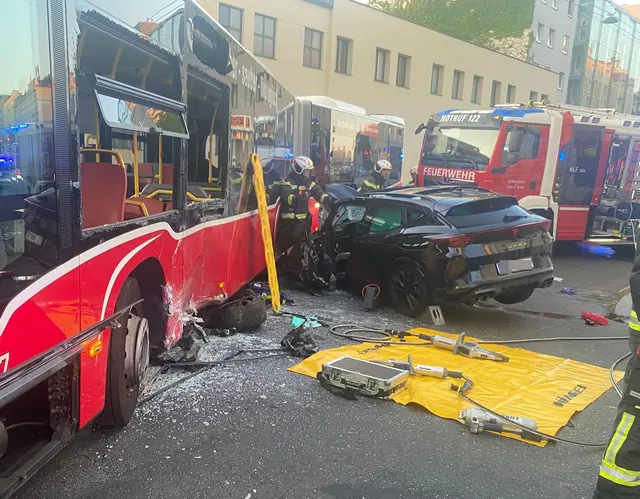 Am Samstagmorgen kam es zu einem schweren Zusammenstoß zwischen einem Pkw und einem Linienbus. | Foto: Berufsfeuerwehr Wien