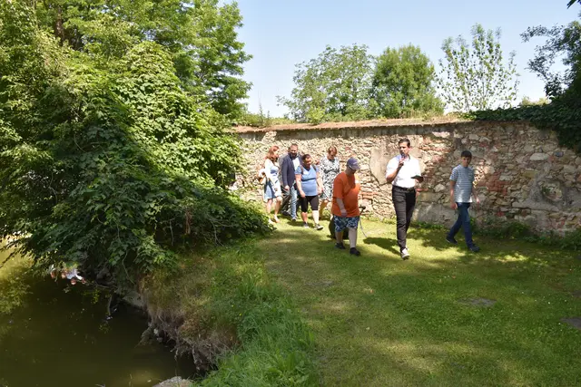 Besucher:innen beim Rundgang über den Bio-Bauernhof | Foto: Alexandra Goll