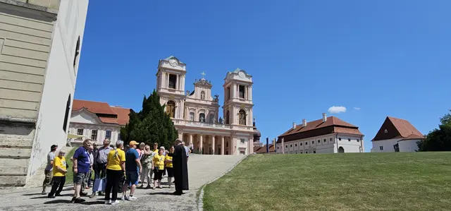 Pater Pius (rechts) führte durch das Stift Göttweig und über das Stiftsgelände.