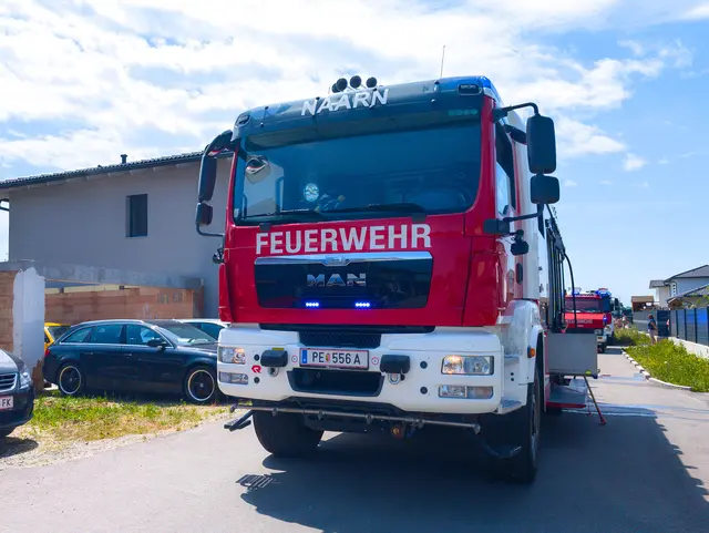Die Einsatzkräfte konnten durch das rasche Eingreifen größeren Schaden verhindern. | Foto: TEAM FOTOKERSCHI / SIMON BRANDSTÄTTER